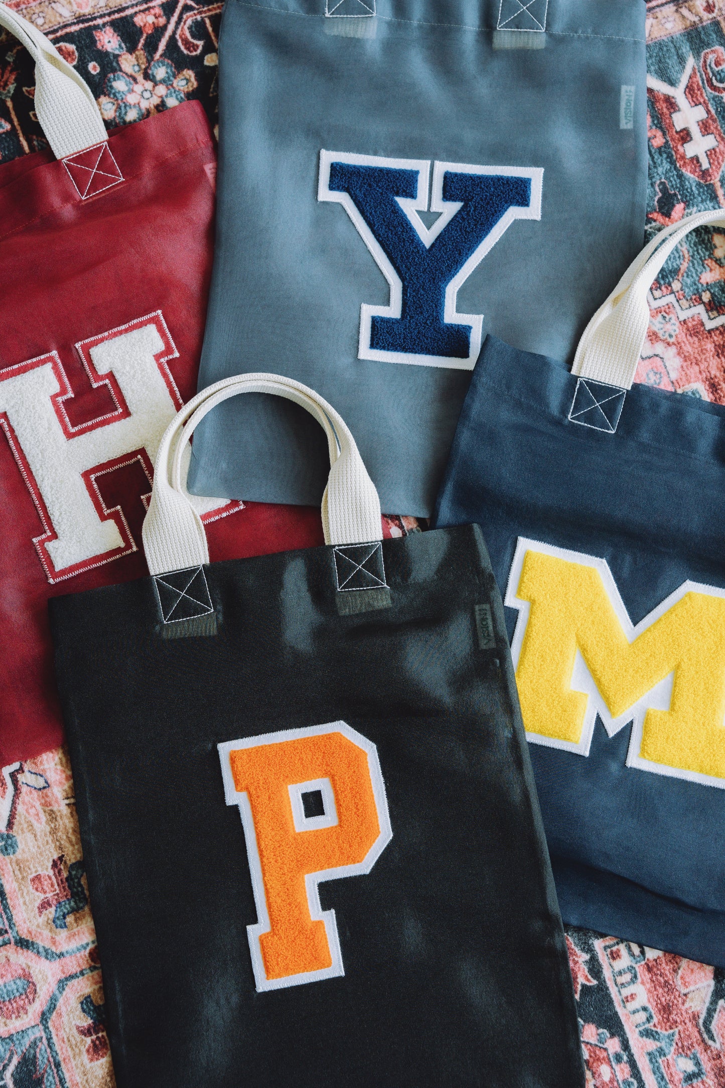 【VISION; 】Lettered Tote -Yale-
