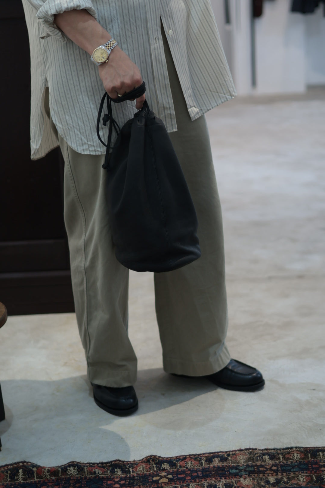 【20%off】 Cale COW LEATHER KINCHAKU BAG