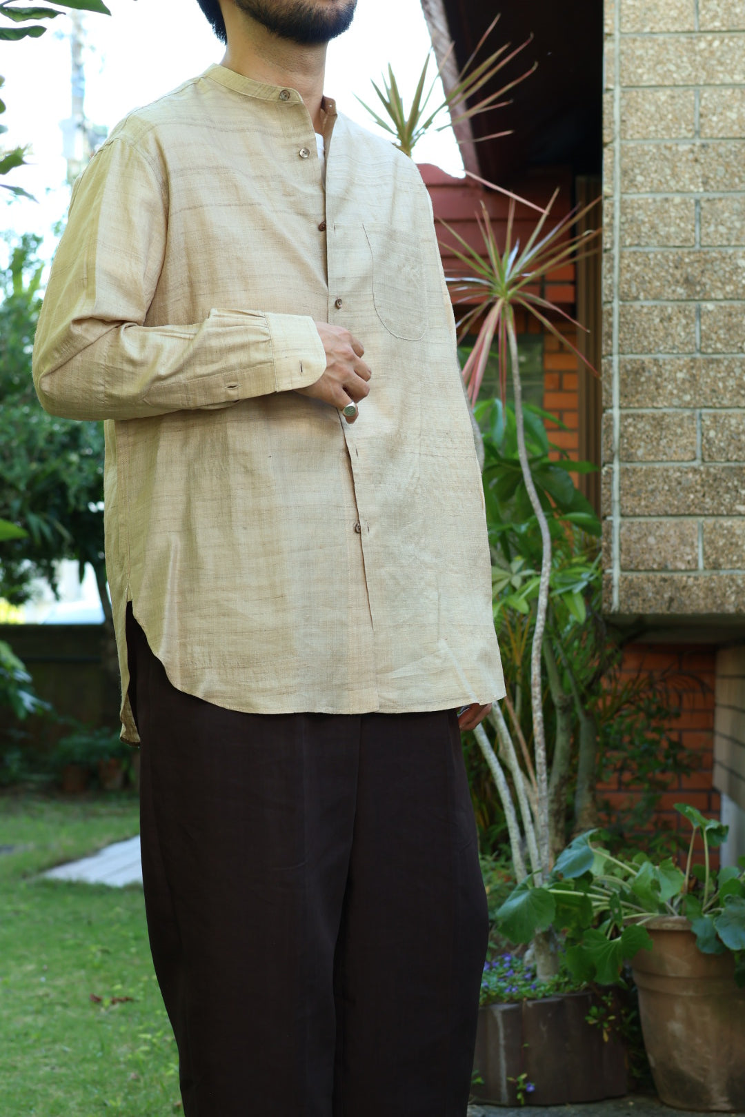 【Urig】TUSSAR SILK BAND COLLAR SHIRT (STRATA)