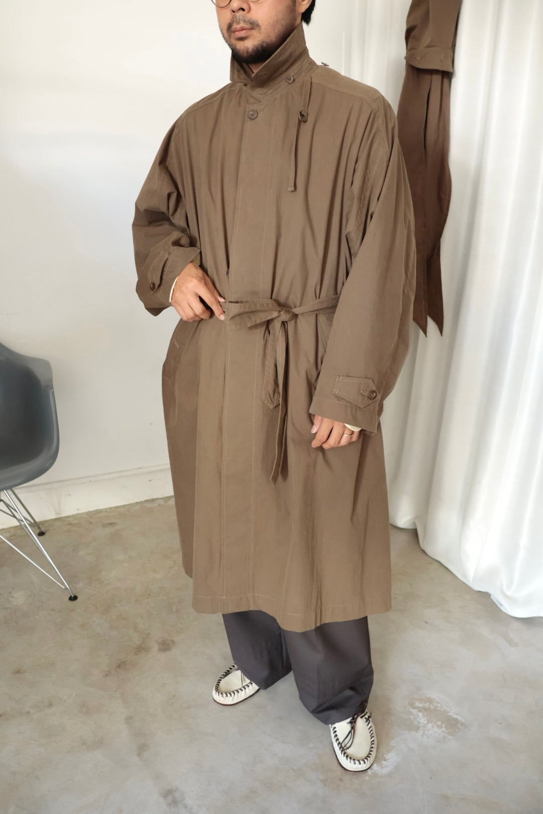 【i'm here:】HAOLI TRENCH COAT : / KHAKI